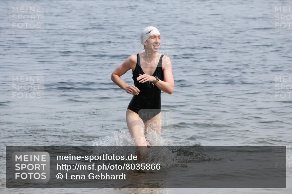 15.06.2025 - 27. Vierlanden-Triathlon Lena Gebhardt http://msf.ph/oto/8035866 15.06.2025 11:27:01 Schwimmen 886, 961 meine-sportfotos.de