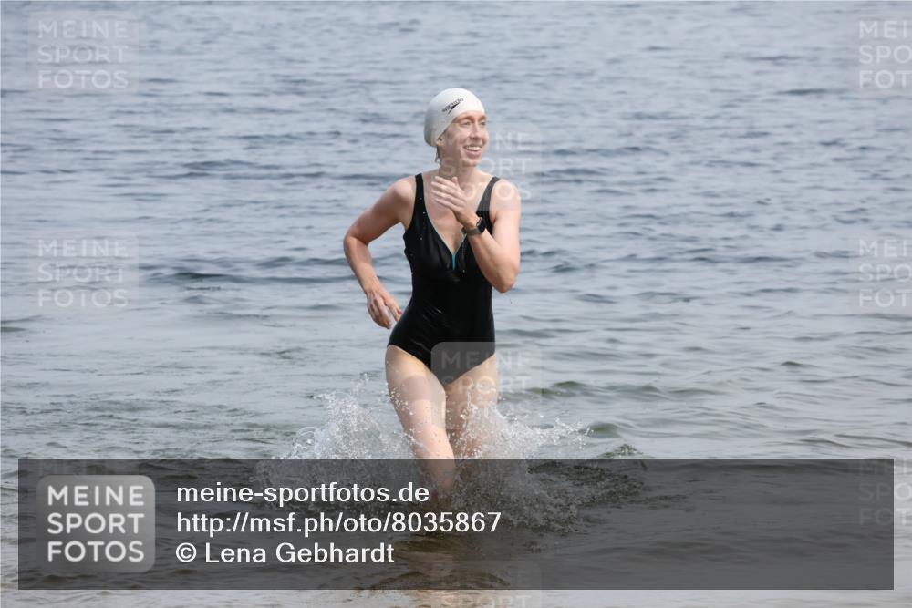 15.06.2025 - 27. Vierlanden-Triathlon Lena Gebhardt http://msf.ph/oto/8035867 15.06.2025 11:27:01 Schwimmen 886, 961 meine-sportfotos.de