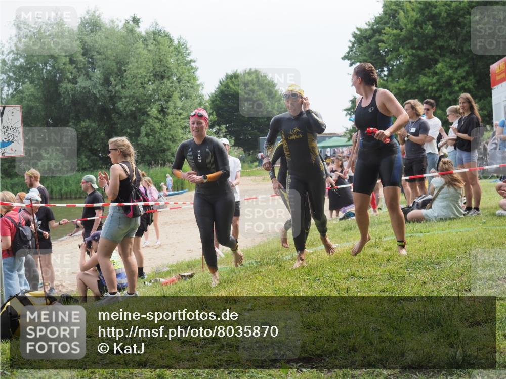 15.06.2025 - 27. Vierlanden-Triathlon KatJ http://msf.ph/oto/8035870 15.06.2025 11:20:46 Schwimmen 879, 924, 936, 941, 969, 1400 meine-sportfotos.de