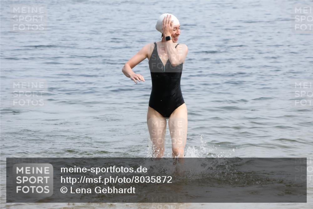 15.06.2025 - 27. Vierlanden-Triathlon Lena Gebhardt http://msf.ph/oto/8035872 15.06.2025 11:27:02 Schwimmen 886, 961 meine-sportfotos.de