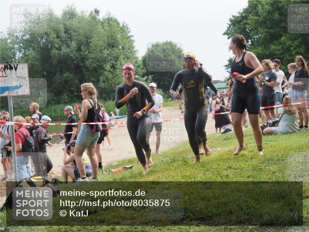 15.06.2025 - 27. Vierlanden-Triathlon KatJ http://msf.ph/oto/8035875 15.06.2025 11:20:47 Schwimmen 879, 924, 936, 941, 1400 meine-sportfotos.de