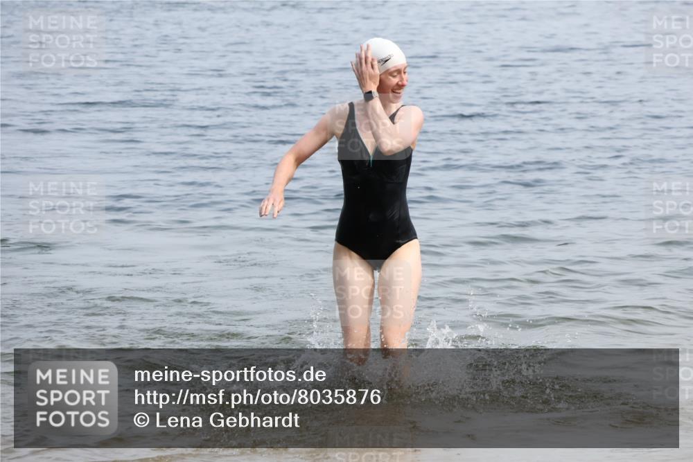 15.06.2025 - 27. Vierlanden-Triathlon Lena Gebhardt http://msf.ph/oto/8035876 15.06.2025 11:27:02 Schwimmen 886, 961 meine-sportfotos.de
