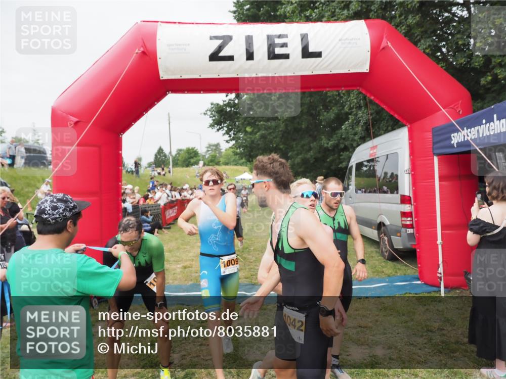 21.06.2025 - 27. Vierlanden-Triathlon MichiJ http://msf.ph/oto/8035881 15.06.2026 13:02:20 Ziel 755, 1009, 1039, 1041, 1042, 1043 meine-sportfotos.de