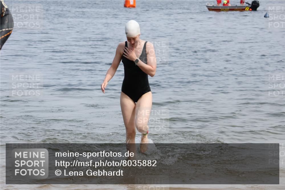 15.06.2025 - 27. Vierlanden-Triathlon Lena Gebhardt http://msf.ph/oto/8035882 15.06.2025 11:27:02 Schwimmen 886, 961 meine-sportfotos.de