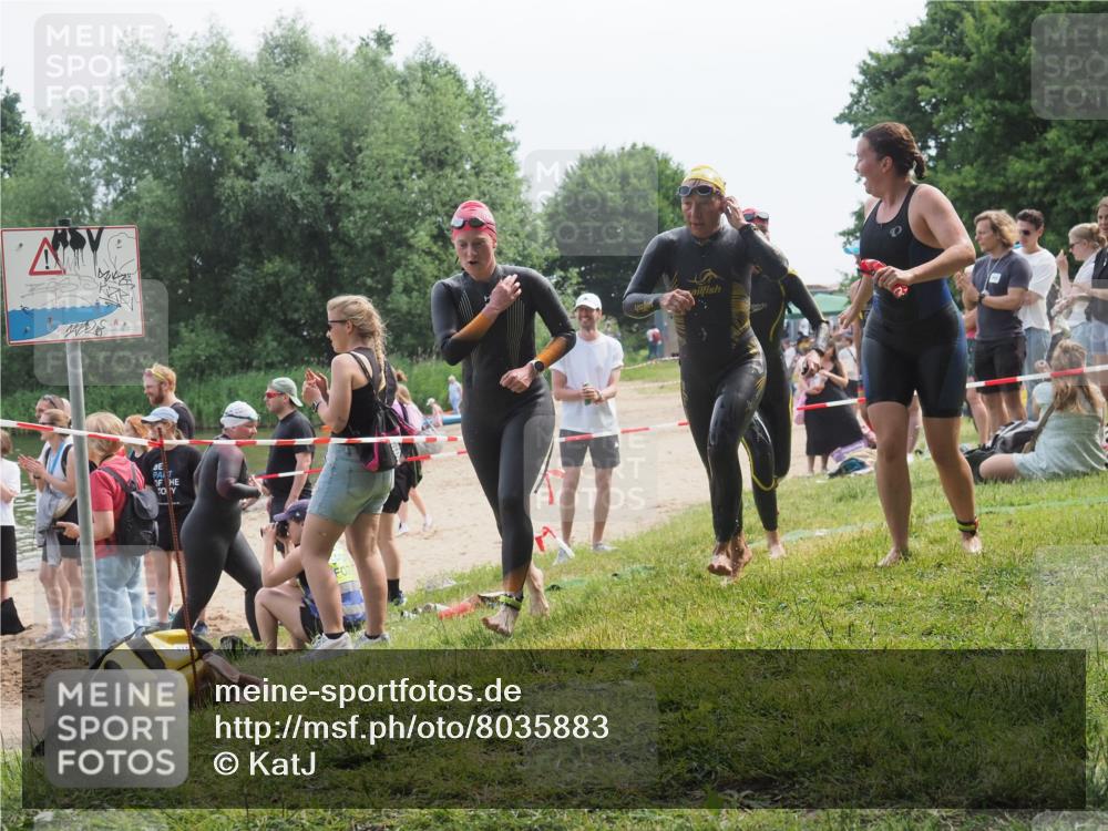 15.06.2025 - 27. Vierlanden-Triathlon KatJ http://msf.ph/oto/8035883 15.06.2025 11:20:47 Schwimmen 879, 924, 936, 941, 1400 meine-sportfotos.de