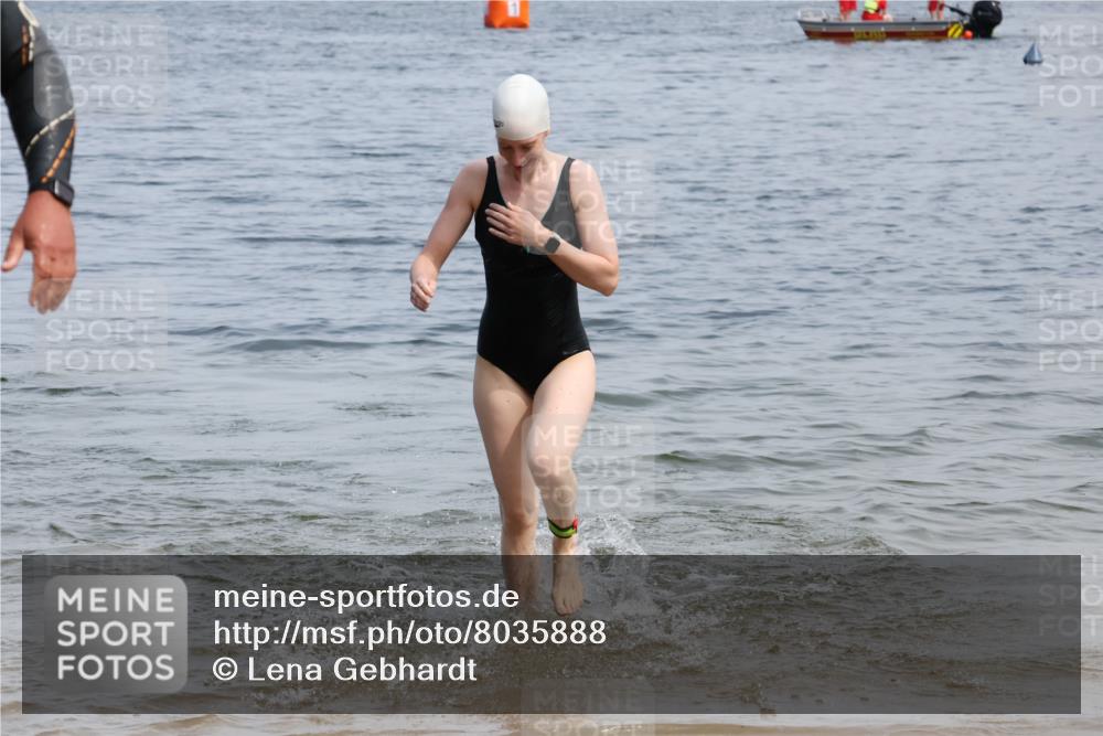 15.06.2025 - 27. Vierlanden-Triathlon Lena Gebhardt http://msf.ph/oto/8035888 15.06.2025 11:27:03 Schwimmen 886, 961 meine-sportfotos.de