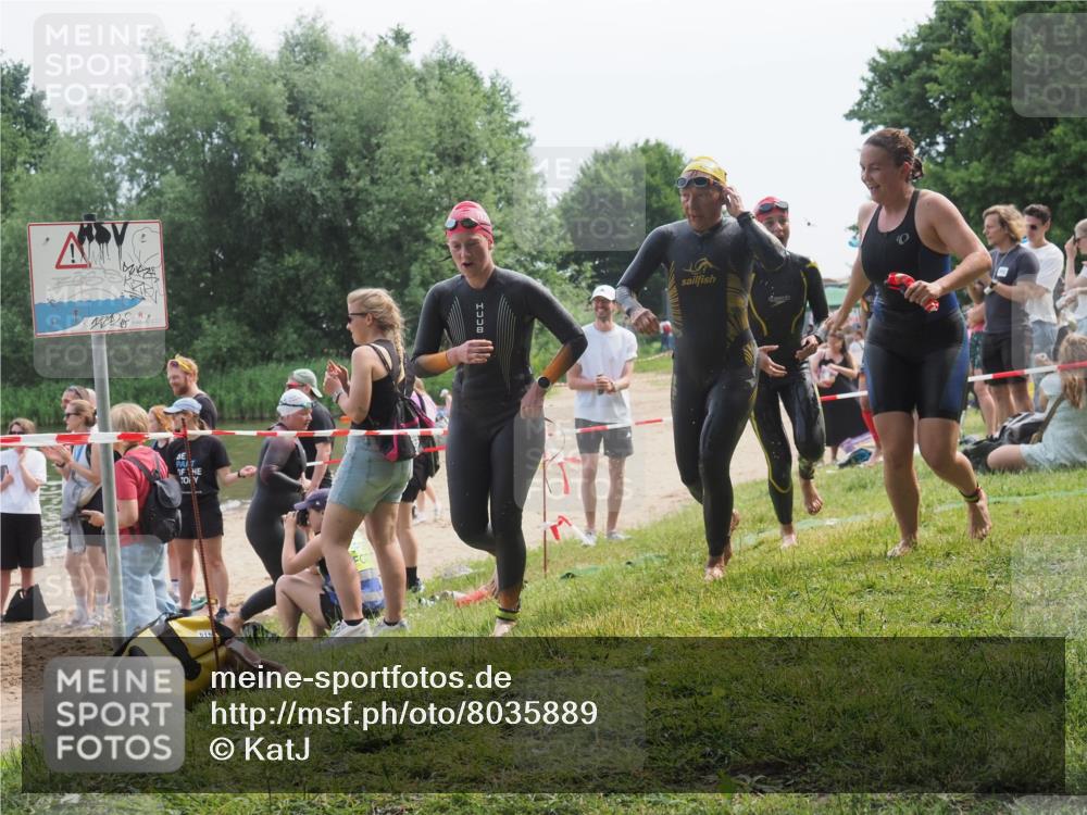 15.06.2025 - 27. Vierlanden-Triathlon KatJ http://msf.ph/oto/8035889 15.06.2025 11:20:47 Schwimmen 879, 924, 936, 941, 1400 meine-sportfotos.de