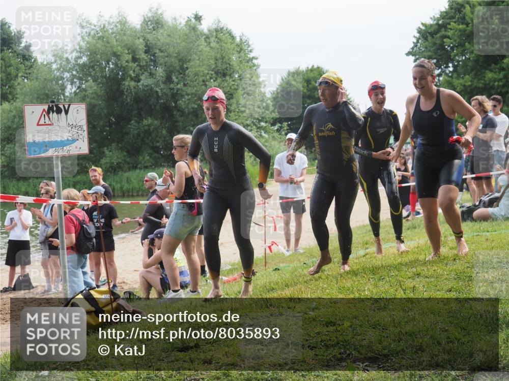 15.06.2025 - 27. Vierlanden-Triathlon KatJ http://msf.ph/oto/8035893 15.06.2025 11:20:47 Schwimmen 879, 924, 936, 941, 1400 meine-sportfotos.de
