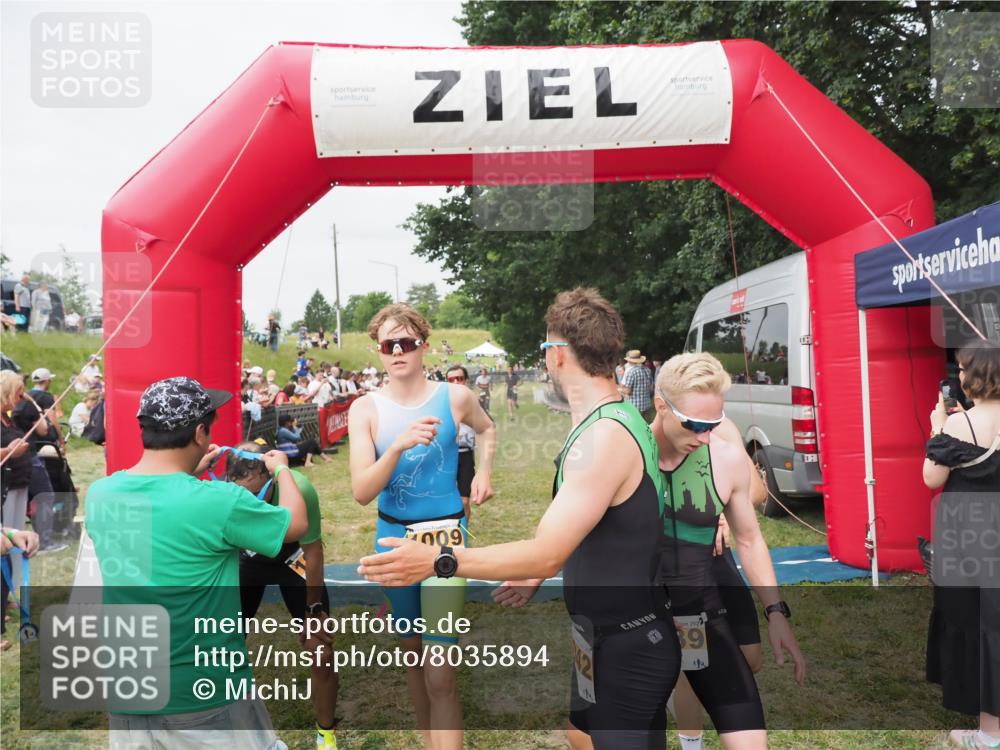 21.06.2025 - 27. Vierlanden-Triathlon MichiJ http://msf.ph/oto/8035894 15.06.2026 13:02:20 Ziel 755, 1009, 1039, 1041, 1042, 1043 meine-sportfotos.de