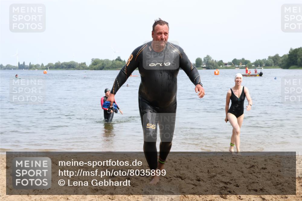 15.06.2025 - 27. Vierlanden-Triathlon Lena Gebhardt http://msf.ph/oto/8035899 15.06.2025 11:27:04 Schwimmen 886, 961 meine-sportfotos.de