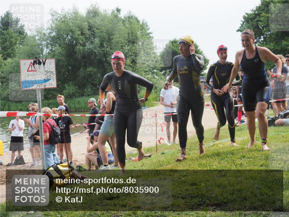 15.06.2025 - 27. Vierlanden-Triathlon KatJ http://msf.ph/oto/8035900 15.06.2025 11:20:47 Schwimmen 879, 924, 936, 941, 1400 meine-sportfotos.de