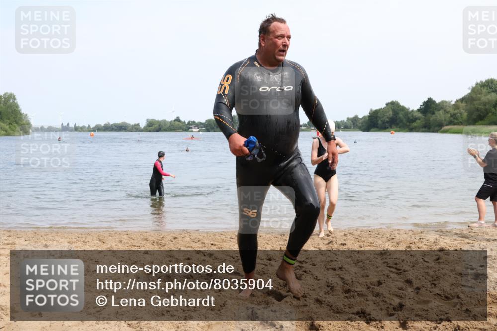 15.06.2025 - 27. Vierlanden-Triathlon Lena Gebhardt http://msf.ph/oto/8035904 15.06.2025 11:27:06 Schwimmen 886, 961 meine-sportfotos.de