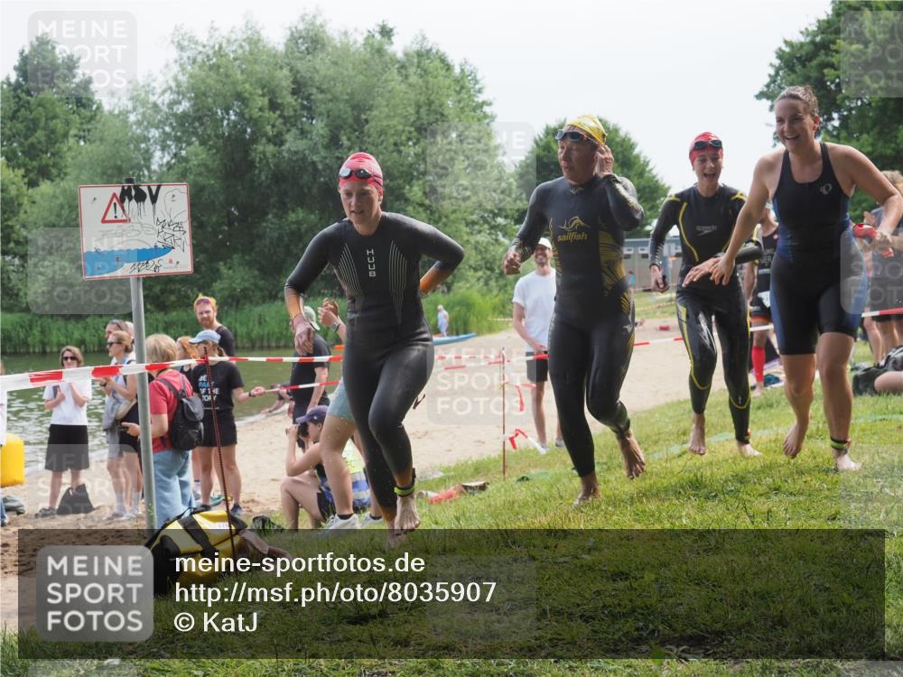 15.06.2025 - 27. Vierlanden-Triathlon KatJ http://msf.ph/oto/8035907 15.06.2025 11:20:47 Schwimmen 879, 924, 936, 941, 1400 meine-sportfotos.de