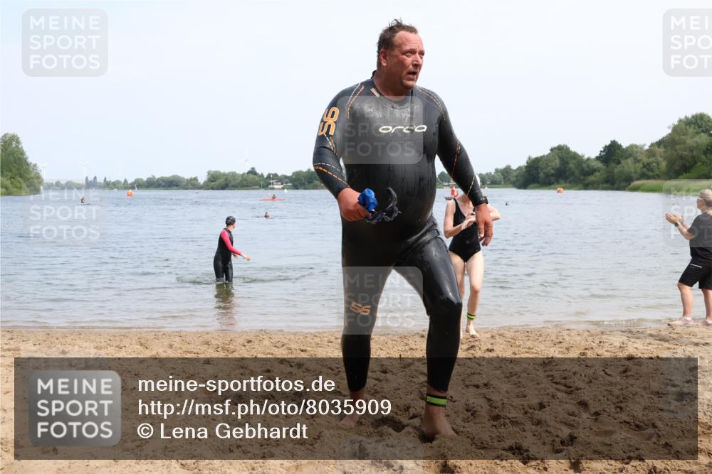 15.06.2025 - 27. Vierlanden-Triathlon Lena Gebhardt http://msf.ph/oto/8035909 15.06.2025 11:27:06 Schwimmen 886, 961 meine-sportfotos.de