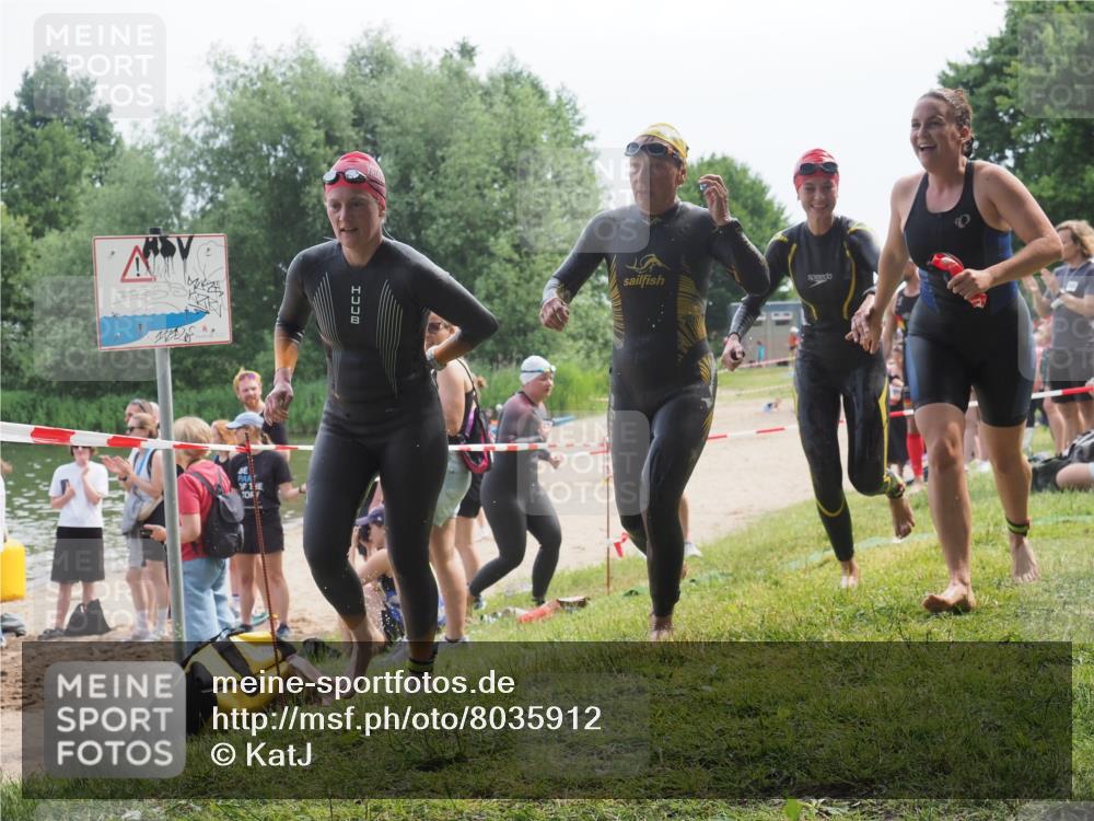 15.06.2025 - 27. Vierlanden-Triathlon KatJ http://msf.ph/oto/8035912 15.06.2025 11:20:48 Schwimmen 879, 892, 924, 936, 941, 1400 meine-sportfotos.de