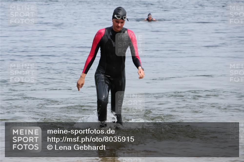 15.06.2025 - 27. Vierlanden-Triathlon Lena Gebhardt http://msf.ph/oto/8035915 15.06.2025 11:27:07 Schwimmen 884, 886, 961 meine-sportfotos.de