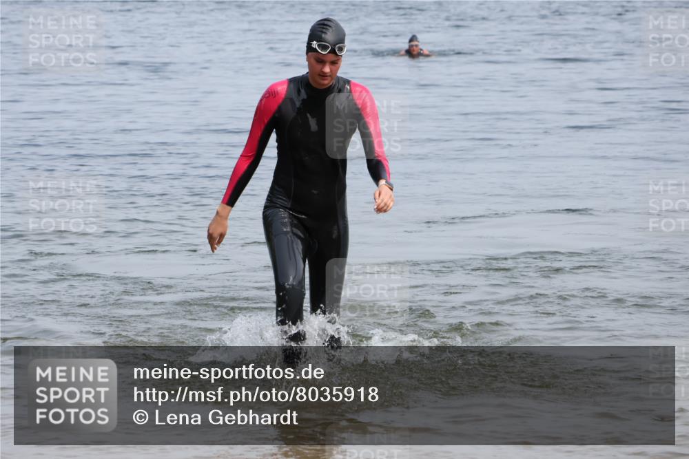 15.06.2025 - 27. Vierlanden-Triathlon Lena Gebhardt http://msf.ph/oto/8035918 15.06.2025 11:27:08 Schwimmen 884, 886, 961 meine-sportfotos.de
