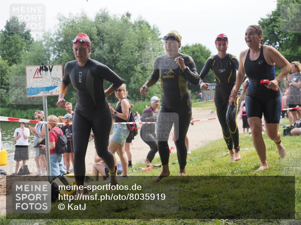 15.06.2025 - 27. Vierlanden-Triathlon KatJ http://msf.ph/oto/8035919 15.06.2025 11:20:48 Schwimmen 879, 892, 924, 936, 941, 1400 meine-sportfotos.de