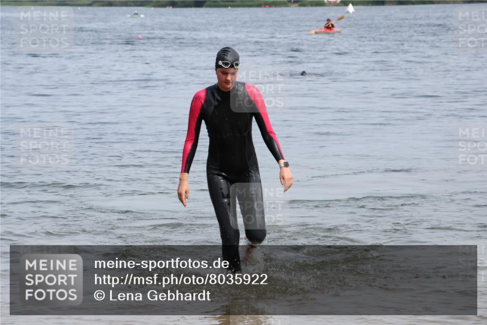 15.06.2025 - 27. Vierlanden-Triathlon Lena Gebhardt http://msf.ph/oto/8035922 15.06.2025 11:27:08 Schwimmen 884, 886, 961 meine-sportfotos.de