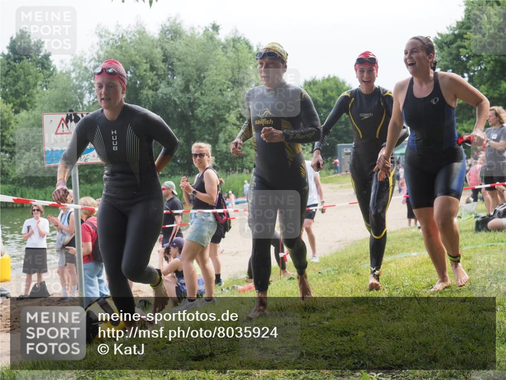 15.06.2025 - 27. Vierlanden-Triathlon KatJ http://msf.ph/oto/8035924 15.06.2025 11:20:48 Schwimmen 879, 892, 924, 936, 941, 1400 meine-sportfotos.de