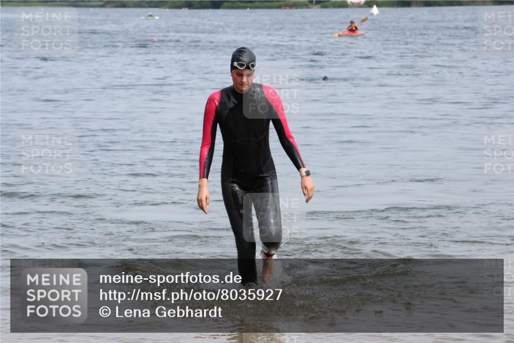 15.06.2025 - 27. Vierlanden-Triathlon Lena Gebhardt http://msf.ph/oto/8035927 15.06.2025 11:27:08 Schwimmen 884, 886, 961 meine-sportfotos.de