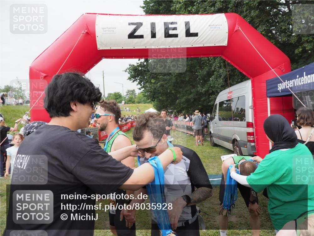 21.06.2025 - 27. Vierlanden-Triathlon MichiJ http://msf.ph/oto/8035928 15.06.2026 13:02:25 Ziel 73, 727, 755, 1009, 1039, 1041, 1042, 1043 meine-sportfotos.de