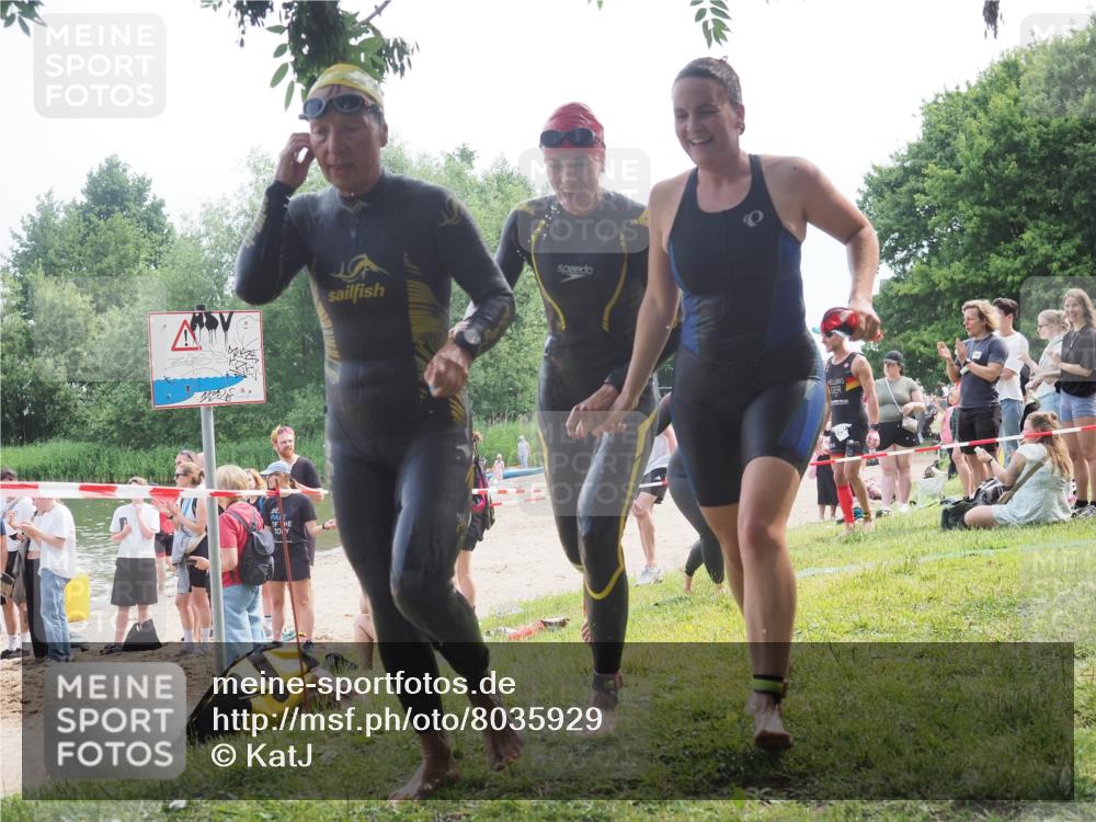 15.06.2025 - 27. Vierlanden-Triathlon KatJ http://msf.ph/oto/8035929 15.06.2025 11:20:49 Schwimmen 879, 892, 924, 936, 941, 1400 meine-sportfotos.de