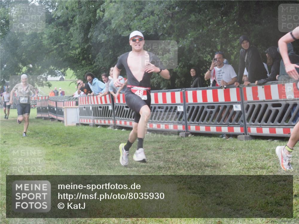 21.06.2025 - 27. Vierlanden-Triathlon KatJ http://msf.ph/oto/8035930 15.06.2025 13:53:07 Ziel 48, 1128, 1161 meine-sportfotos.de