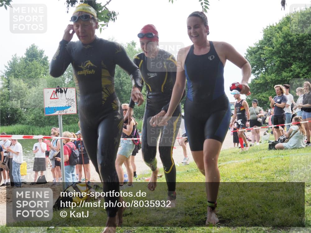 15.06.2025 - 27. Vierlanden-Triathlon KatJ http://msf.ph/oto/8035932 15.06.2025 11:20:49 Schwimmen 879, 892, 924, 936, 941, 1400 meine-sportfotos.de