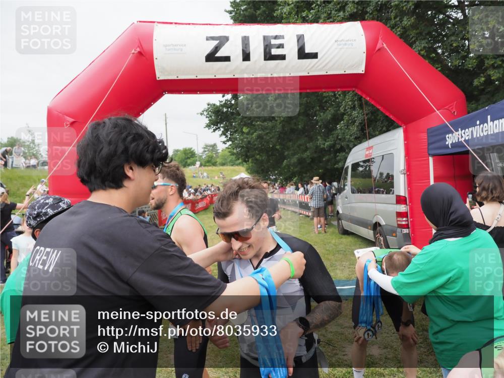 21.06.2025 - 27. Vierlanden-Triathlon MichiJ http://msf.ph/oto/8035933 15.06.2026 13:02:25 Ziel 73, 727, 755, 1009, 1039, 1041, 1042, 1043 meine-sportfotos.de