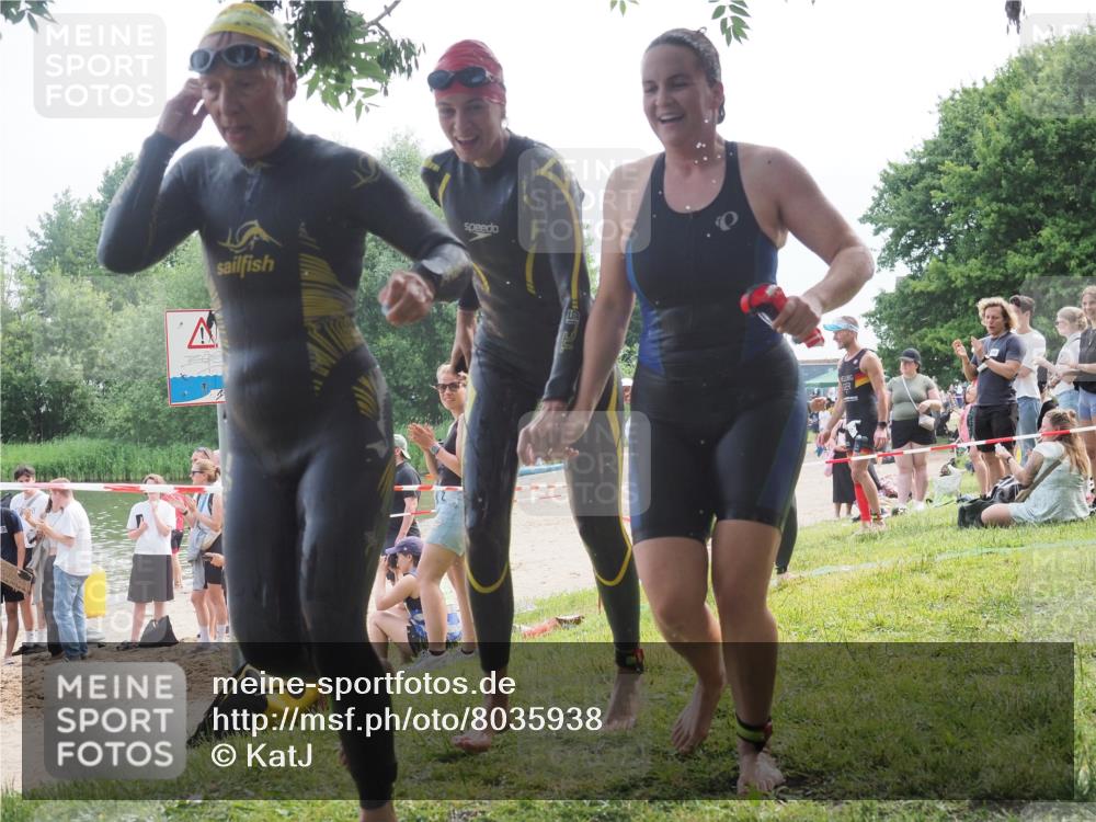 15.06.2025 - 27. Vierlanden-Triathlon KatJ http://msf.ph/oto/8035938 15.06.2025 11:20:49 Schwimmen 879, 892, 924, 936, 941, 1400 meine-sportfotos.de