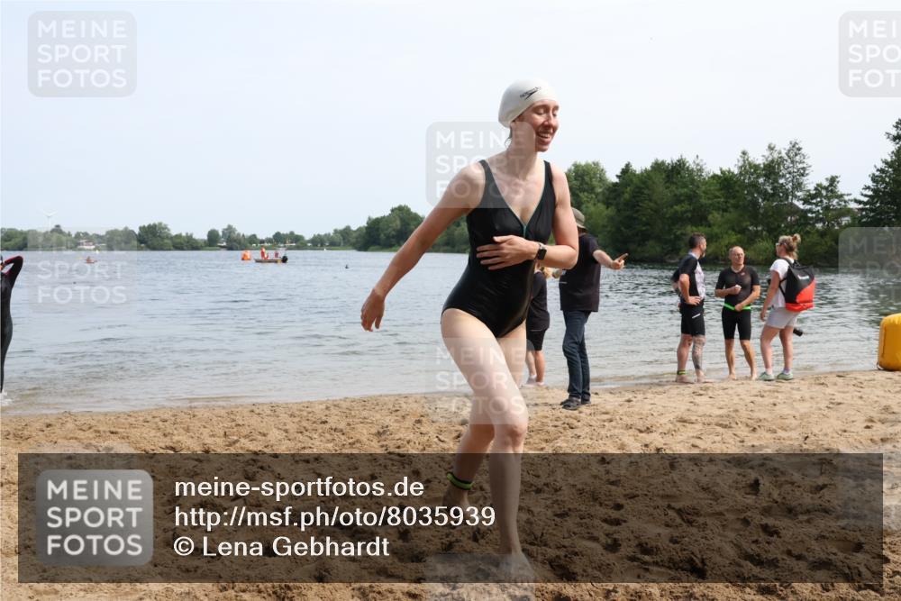 15.06.2025 - 27. Vierlanden-Triathlon Lena Gebhardt http://msf.ph/oto/8035939 15.06.2025 11:27:10 Schwimmen 884, 886, 961 meine-sportfotos.de