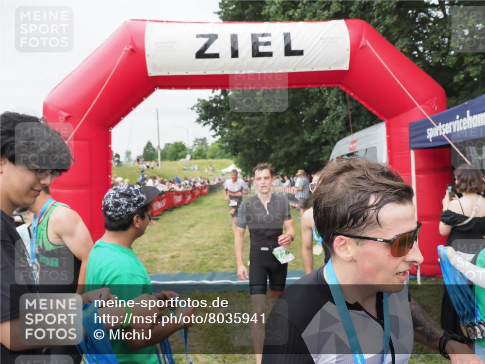 21.06.2025 - 27. Vierlanden-Triathlon MichiJ http://msf.ph/oto/8035941 15.06.2026 13:02:26 Ziel 73, 727, 755, 1009, 1043 meine-sportfotos.de