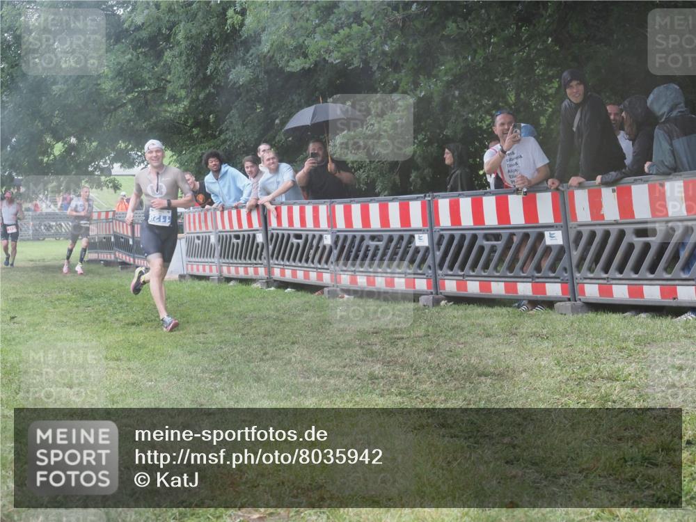 21.06.2025 - 27. Vierlanden-Triathlon KatJ http://msf.ph/oto/8035942 15.06.2025 13:53:08 Ziel 48, 1128 meine-sportfotos.de