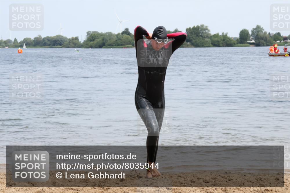 15.06.2025 - 27. Vierlanden-Triathlon Lena Gebhardt http://msf.ph/oto/8035944 15.06.2025 11:27:12 Schwimmen 884, 886, 961 meine-sportfotos.de