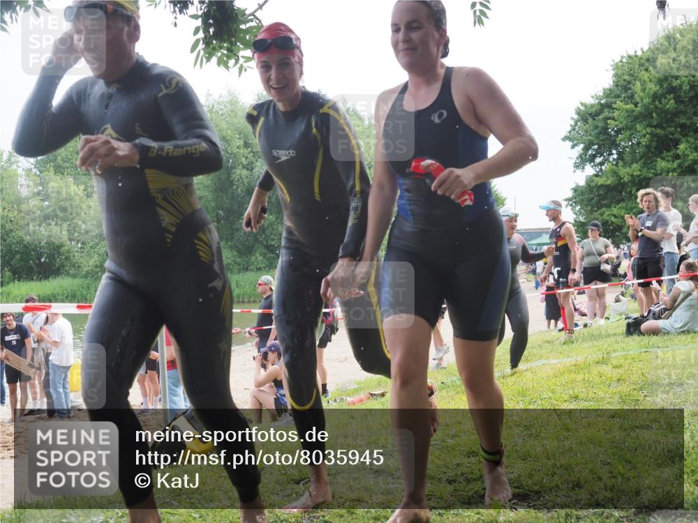 15.06.2025 - 27. Vierlanden-Triathlon KatJ http://msf.ph/oto/8035945 15.06.2025 11:20:49 Schwimmen 879, 892, 924, 936, 941, 1400 meine-sportfotos.de