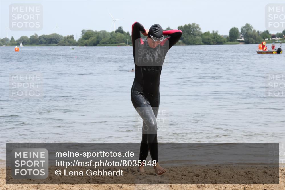 15.06.2025 - 27. Vierlanden-Triathlon Lena Gebhardt http://msf.ph/oto/8035948 15.06.2025 11:27:12 Schwimmen 884, 886, 961 meine-sportfotos.de