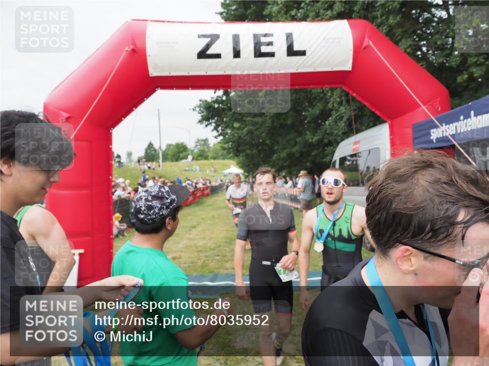 21.06.2025 - 27. Vierlanden-Triathlon MichiJ http://msf.ph/oto/8035952 15.06.2026 13:02:26 Ziel 73, 727, 755, 1009, 1043 meine-sportfotos.de