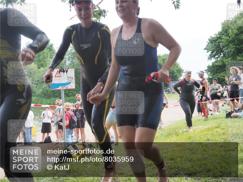 15.06.2025 - 27. Vierlanden-Triathlon KatJ http://msf.ph/oto/8035959 15.06.2025 11:20:49 Schwimmen 879, 892, 924, 936, 941, 1400 meine-sportfotos.de