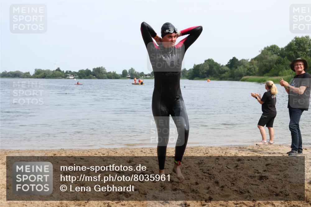 15.06.2025 - 27. Vierlanden-Triathlon Lena Gebhardt http://msf.ph/oto/8035961 15.06.2025 11:27:15 Schwimmen 884, 886, 961 meine-sportfotos.de