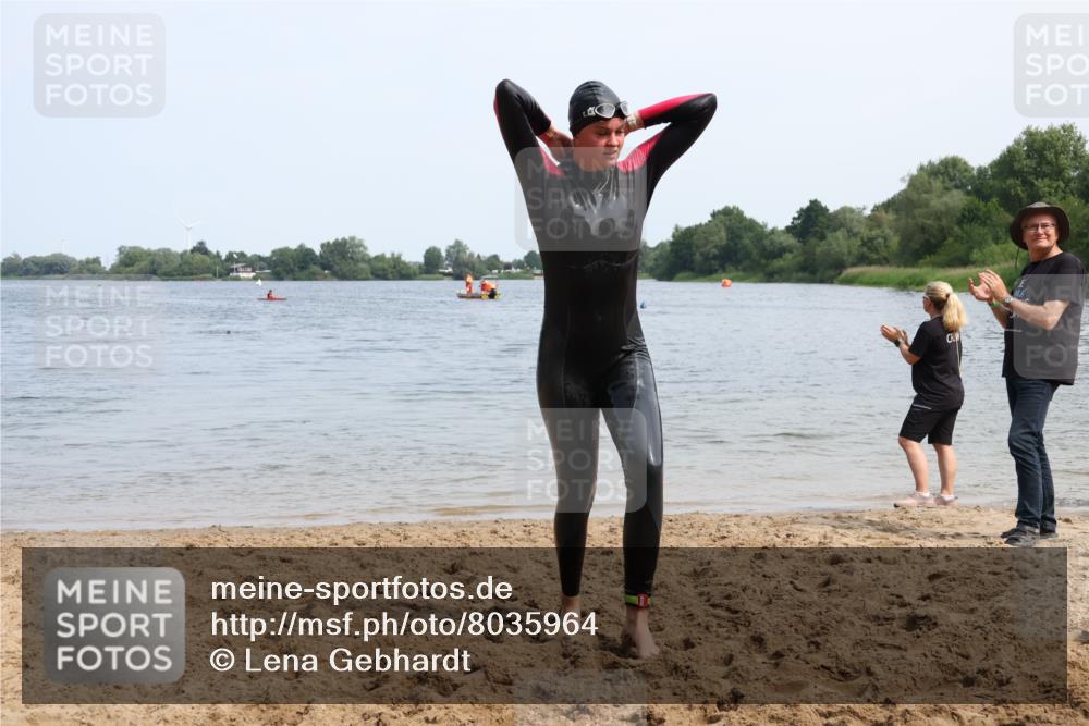 15.06.2025 - 27. Vierlanden-Triathlon Lena Gebhardt http://msf.ph/oto/8035964 15.06.2025 11:27:15 Schwimmen 884, 886, 961 meine-sportfotos.de