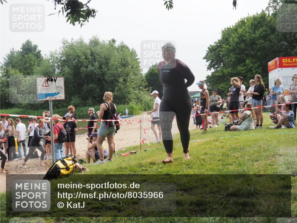 15.06.2025 - 27. Vierlanden-Triathlon KatJ http://msf.ph/oto/8035966 15.06.2025 11:20:51 Schwimmen 879, 892, 918, 924, 936, 941, 1400 meine-sportfotos.de