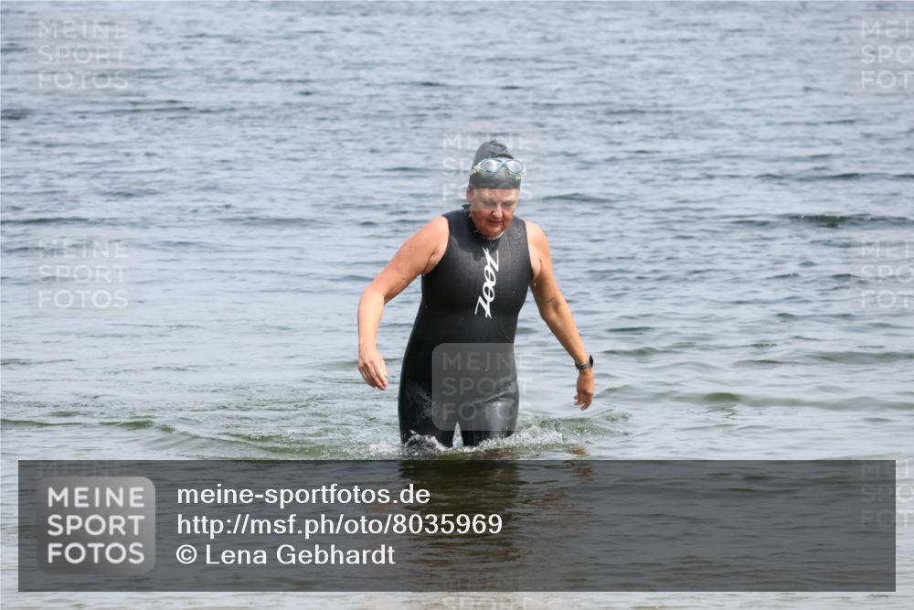 15.06.2025 - 27. Vierlanden-Triathlon Lena Gebhardt http://msf.ph/oto/8035969 15.06.2025 11:28:01 Schwimmen  meine-sportfotos.de
