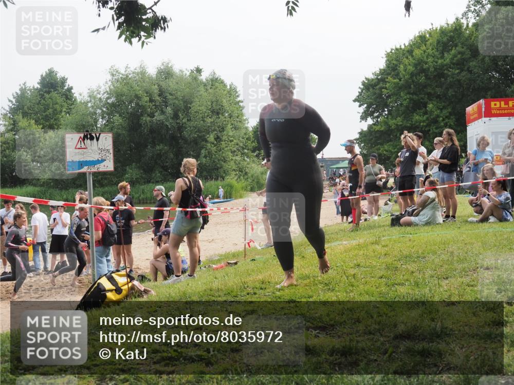 15.06.2025 - 27. Vierlanden-Triathlon KatJ http://msf.ph/oto/8035972 15.06.2025 11:20:51 Schwimmen 879, 892, 918, 924, 936, 941, 1400 meine-sportfotos.de