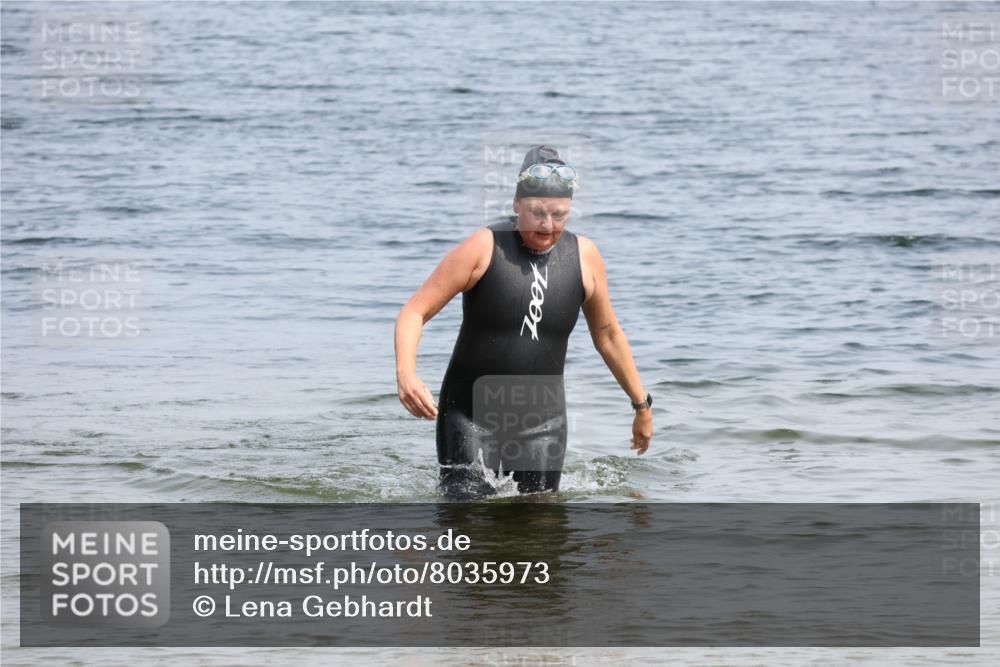 15.06.2025 - 27. Vierlanden-Triathlon Lena Gebhardt http://msf.ph/oto/8035973 15.06.2025 11:28:01 Schwimmen  meine-sportfotos.de