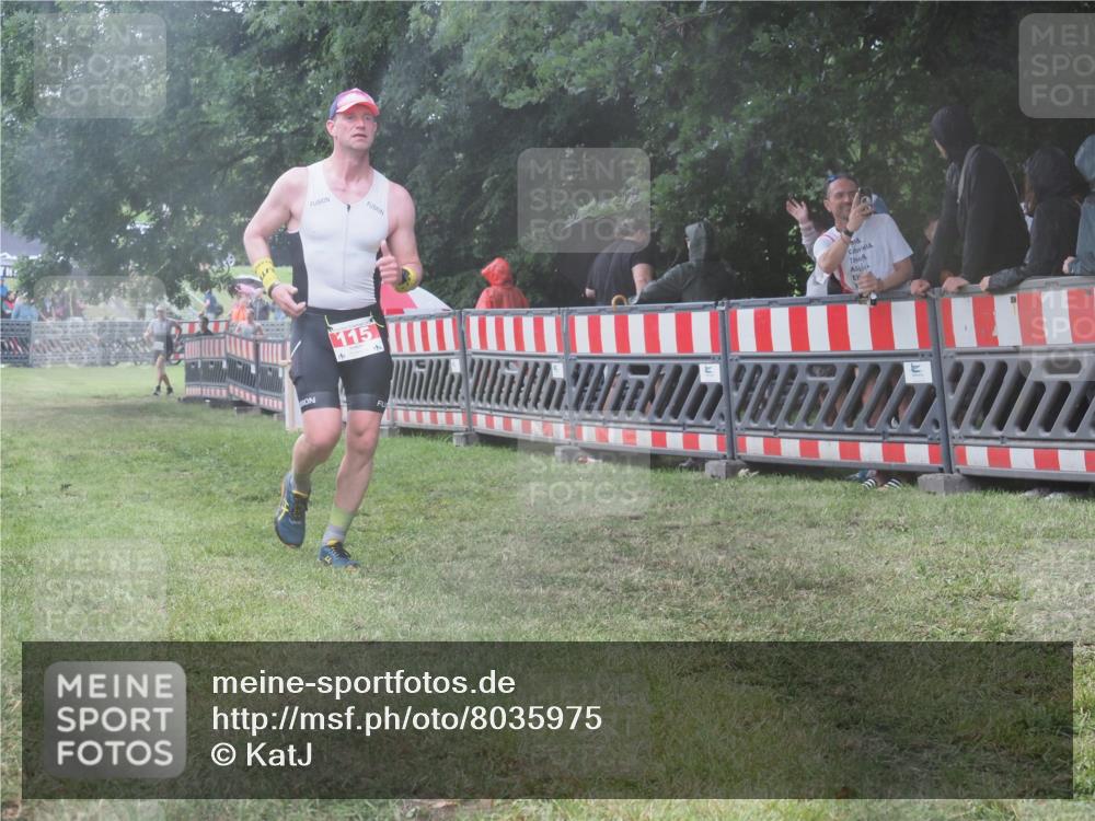 21.06.2025 - 27. Vierlanden-Triathlon KatJ http://msf.ph/oto/8035975 15.06.2025 13:53:17 Ziel 115, 885, 957 meine-sportfotos.de