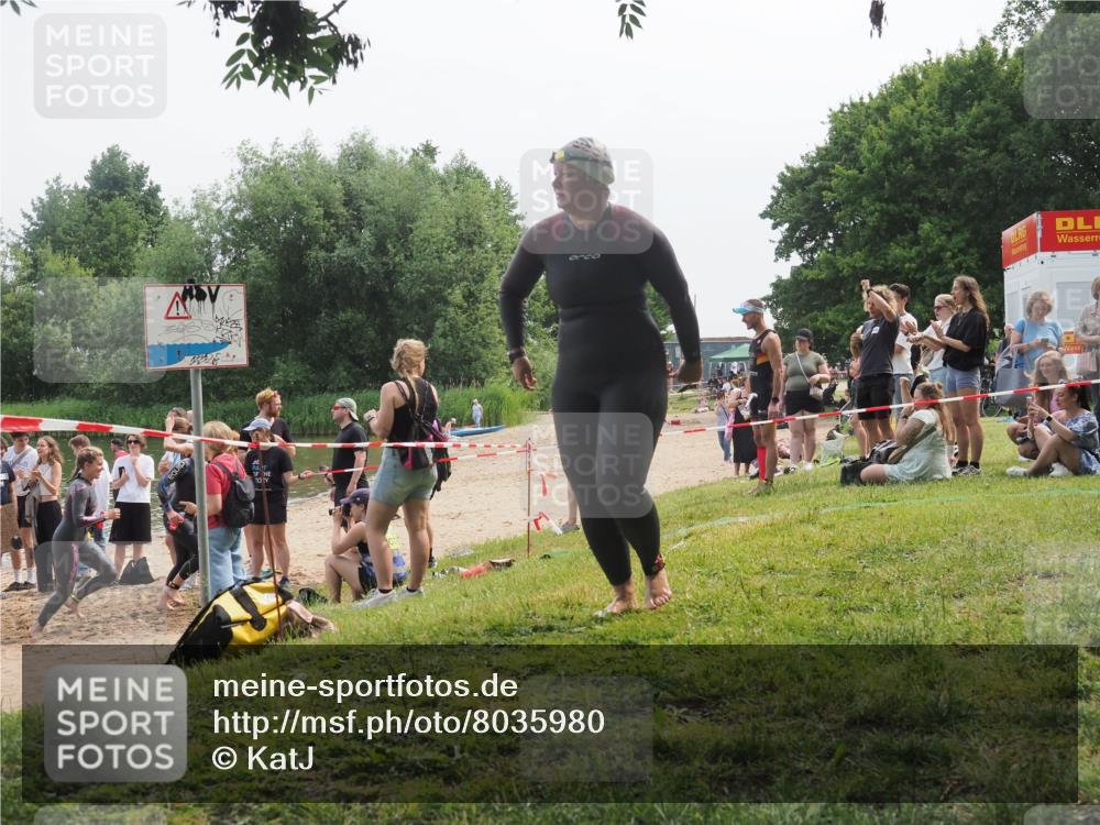15.06.2025 - 27. Vierlanden-Triathlon KatJ http://msf.ph/oto/8035980 15.06.2025 11:20:51 Schwimmen 879, 892, 918, 924, 936, 941, 1400 meine-sportfotos.de