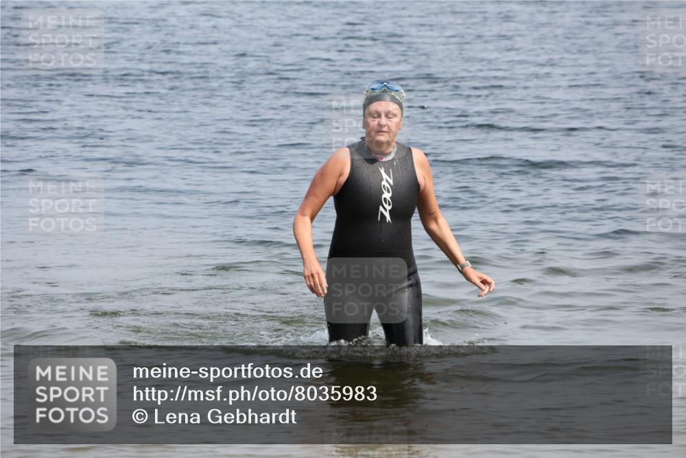 15.06.2025 - 27. Vierlanden-Triathlon Lena Gebhardt http://msf.ph/oto/8035983 15.06.2025 11:28:03 Schwimmen  meine-sportfotos.de