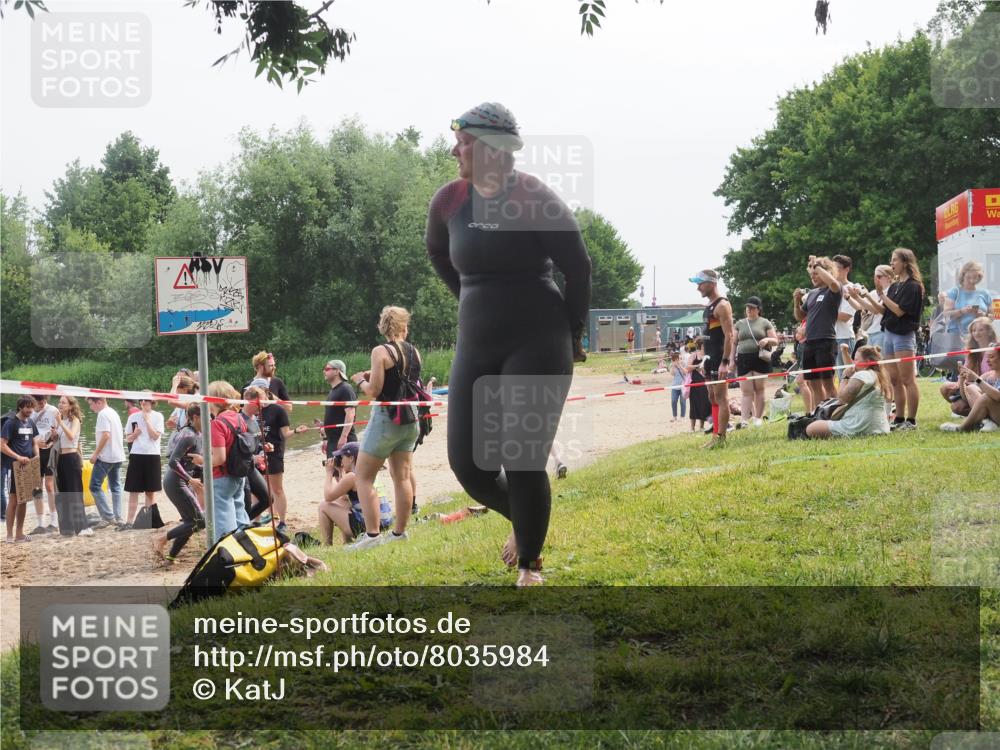 15.06.2025 - 27. Vierlanden-Triathlon KatJ http://msf.ph/oto/8035984 15.06.2025 11:20:52 Schwimmen 879, 892, 918, 924, 936, 941, 1400 meine-sportfotos.de