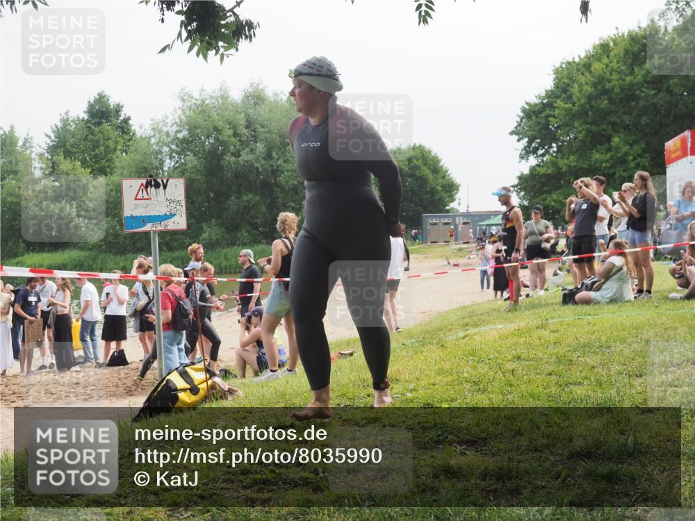 15.06.2025 - 27. Vierlanden-Triathlon KatJ http://msf.ph/oto/8035990 15.06.2025 11:20:52 Schwimmen 879, 892, 918, 924, 936, 941, 1400 meine-sportfotos.de